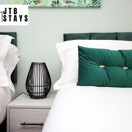 Spacious 1 Bedroom By Jtb Stays Short Lets & Serviced With Wifi *
