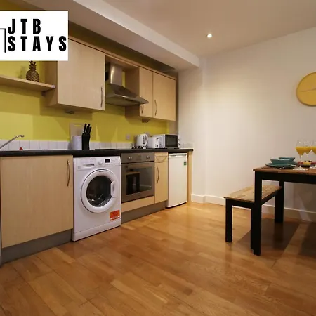 Spacious 1 Bedroom By Jtb Stays Short Lets & Serviced With Wifi *