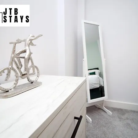 Spacious 1 Bedroom By Jtb Stays Short Lets & Serviced With Wifi Apartment