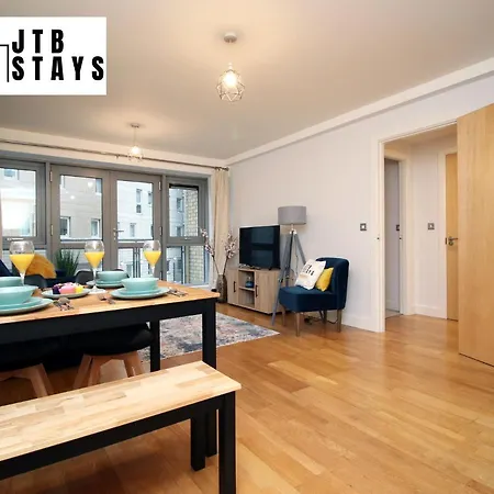 Spacious 1 Bedroom By Jtb Stays Short Lets & Serviced With Wifi Apartment *