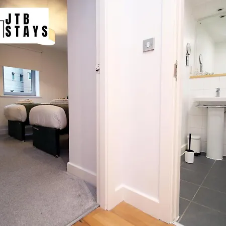 Spacious 1 Bedroom By Jtb Stays Short Lets & Serviced With Wifi