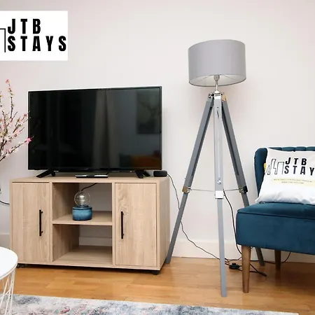 Spacious 1 Bedroom By Jtb Stays Short Lets & Serviced With Wifi